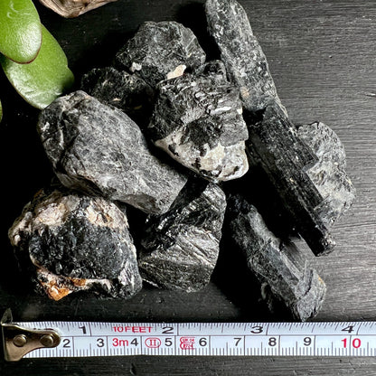 Schwarzer Turmalin Rohsteine | Maßband | Größenvergleich | dunkle Kristalle | Brasilien | Happy Minerals