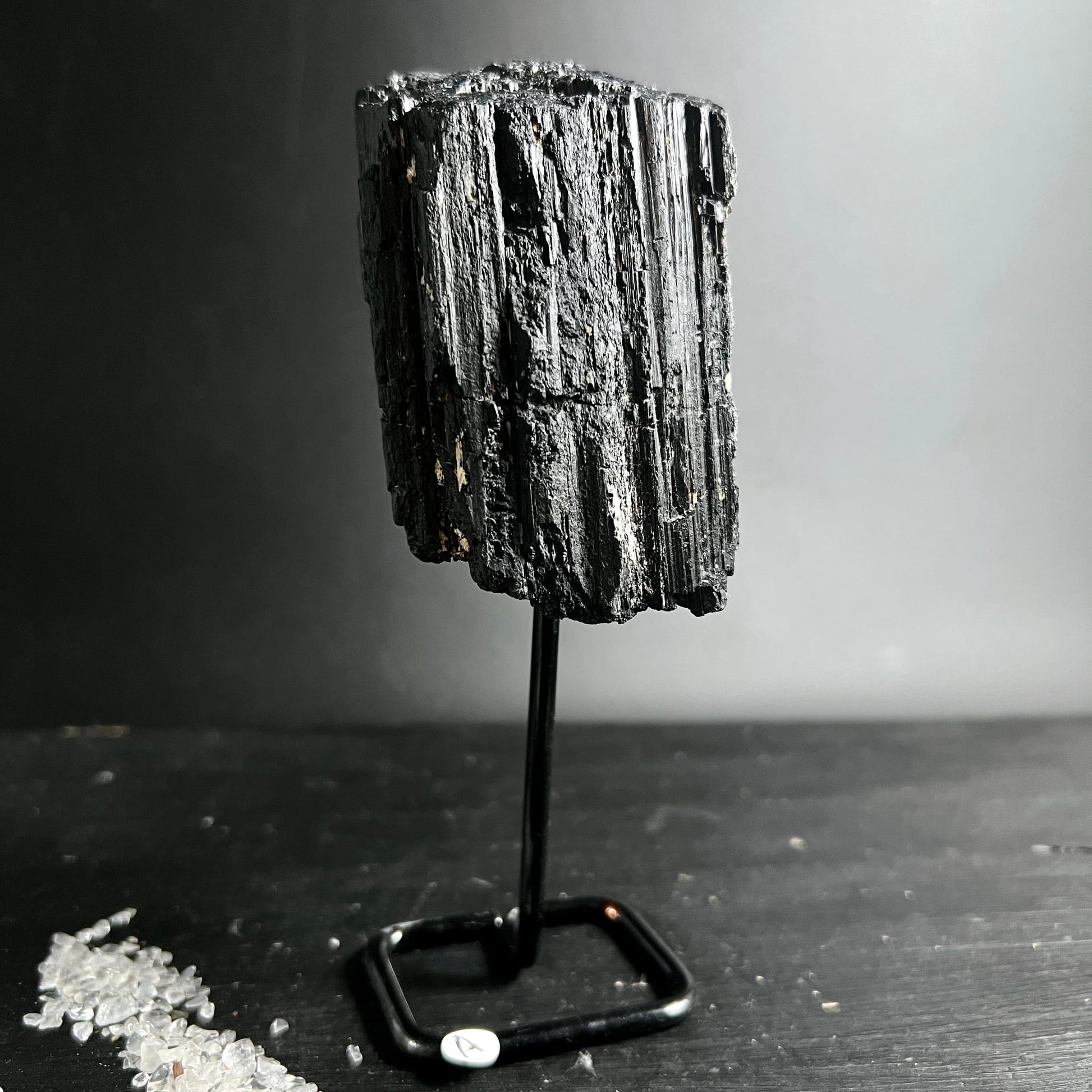 Schwarzer Turmalin Schörl Rohstein Variante A | kompakter Block | tiefes Schwarz | Metallständer | Happy Minerals