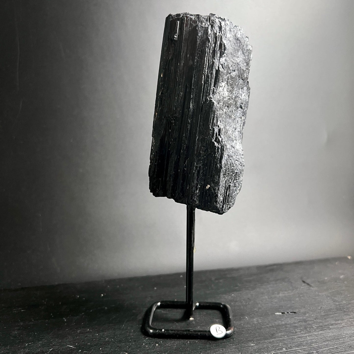 Schwarzer Turmalin Schörl Rohstein Variante B | breiter Block | glänzende Streifen | Metallständer | Happy Minerals