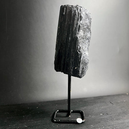 Schwarzer Turmalin Schörl Rohstein Variante B | breiter Block | glänzende Streifen | Metallständer | Happy Minerals
