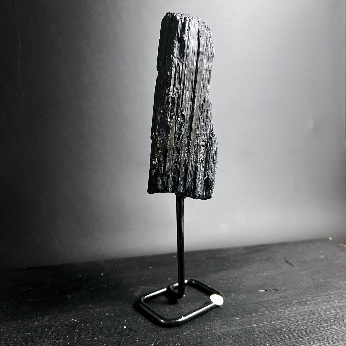 Schwarzer Turmalin Schörl Rohstein Variante C | schlanke Form | markante Längsrillen | Metallständer | Happy Minerals