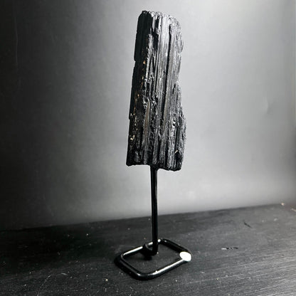 Schwarzer Turmalin Schörl Rohstein Variante C | schlanke Form | markante Längsrillen | Metallständer | Happy Minerals