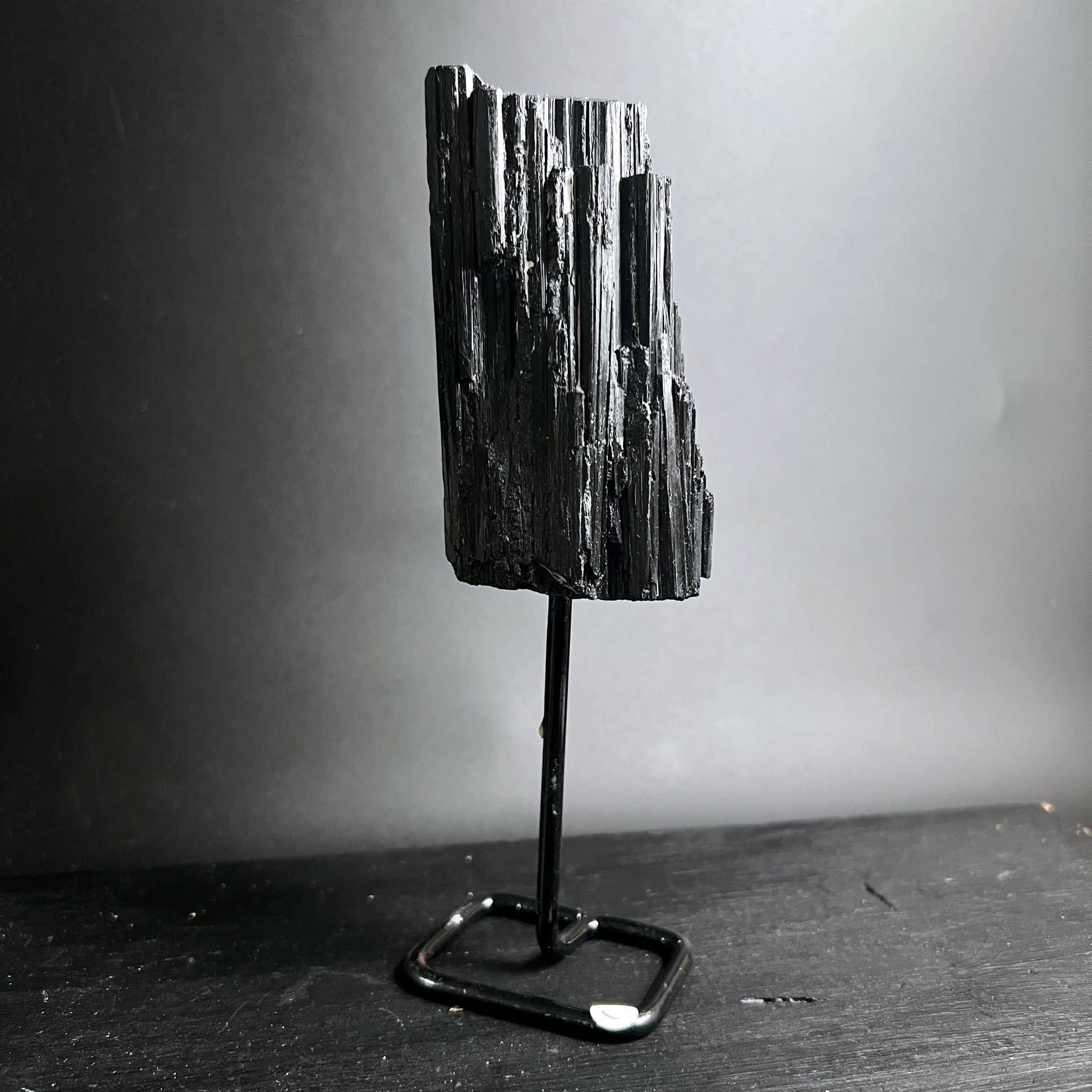 Schwarzer Turmalin Schörl Rohstein Variante D | breite Krone | feine Kristallsäulen | Metallständer | Happy Minerals