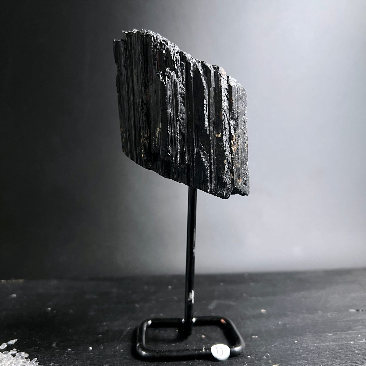 Schwarzer Turmalin Schörl Rohstein Variante E | flacher Rohstein | seitliche Ansicht | Metallständer | Happy Minerals