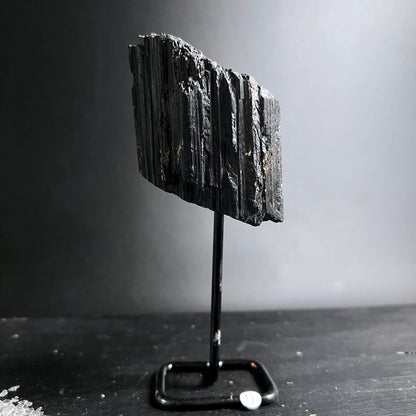 Schwarzer Turmalin Schörl Rohstein Variante E | flacher Rohstein | seitliche Ansicht | Metallständer | Happy Minerals