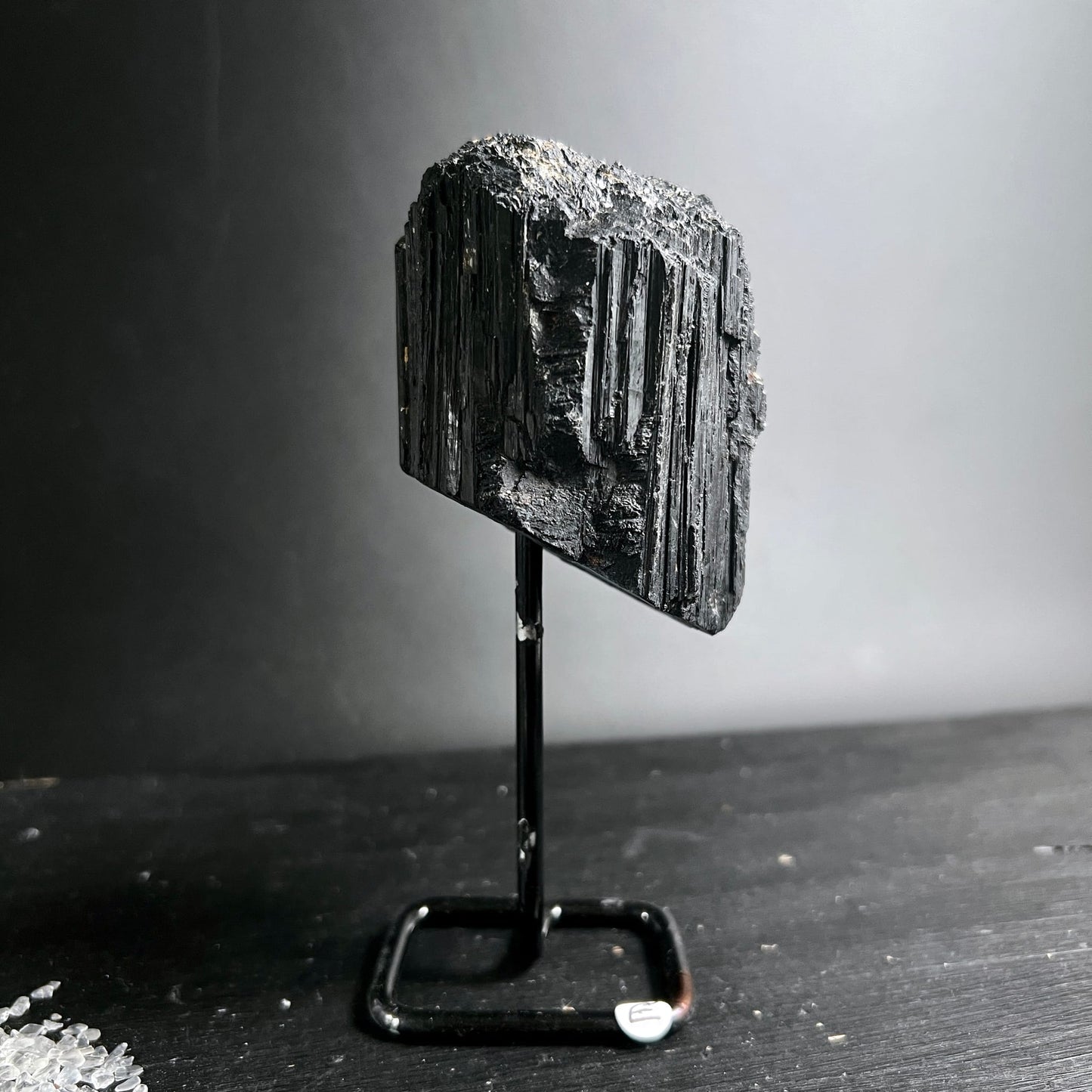 Schwarzer Turmalin Schörl Rohstein Variante F | gewölbte Form | silbrige Einschlüsse | Metallständer | Happy Minerals