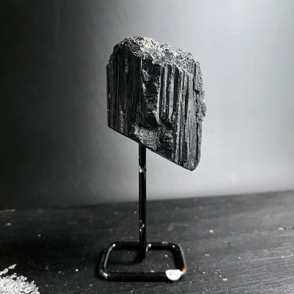 Schwarzer Turmalin Schörl Rohstein Variante F | gewölbte Form | silbrige Einschlüsse | Metallständer | Happy Minerals