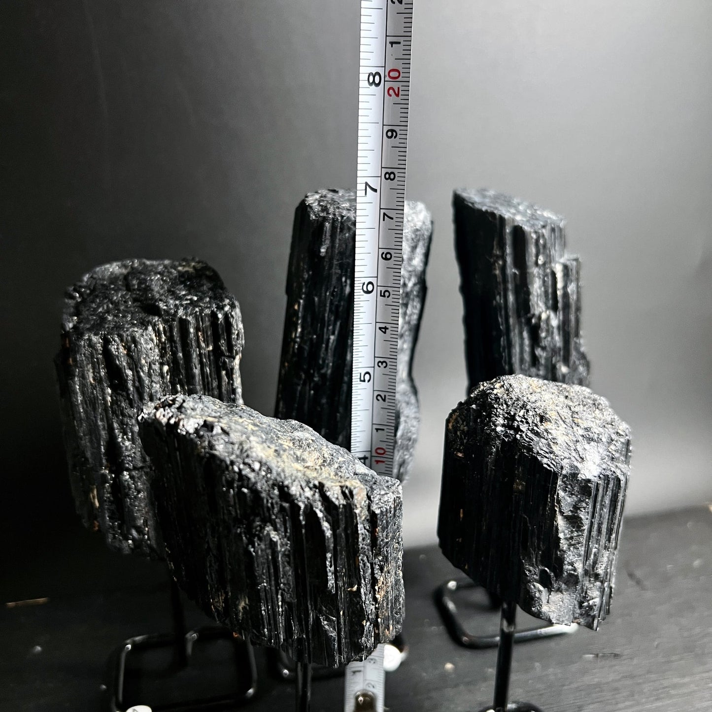 Schwarzer Turmalin Schörl Rohsteine | Größenvergleich Maßband | ca. 20 cm | Brasilien | Happy Minerals
