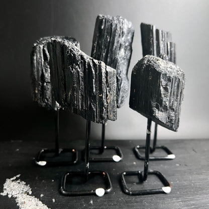 Schwarzer Turmalin Schörl Rohsteine auf Metallständer | Gruppe | tiefes Schwarz | Brasilien | Happy Minerals