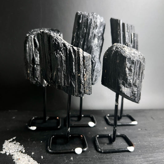 Schwarzer Turmalin Schörl Rohsteine auf Metallständer | Gruppe | tiefes Schwarz | Brasilien | Happy Minerals