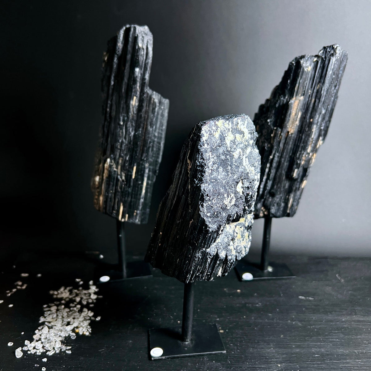 Schwarzer Turmalin | Trio | Rohsteine | Metallfuß | Brasilien | Happy Minerals