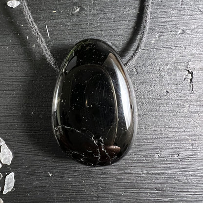 Schwarzer Turmalin Tropfen | glänzend | auf dunklem Holz | grauer Schnur | Madagaskar | Happy Minerals