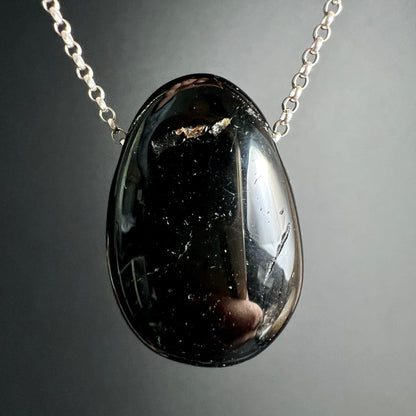 Schwarzer Turmalin Tropfen | silberne Kette | Nahaufnahme | tiefes Schwarz | goldene Einschlüsse | Happy Minerals