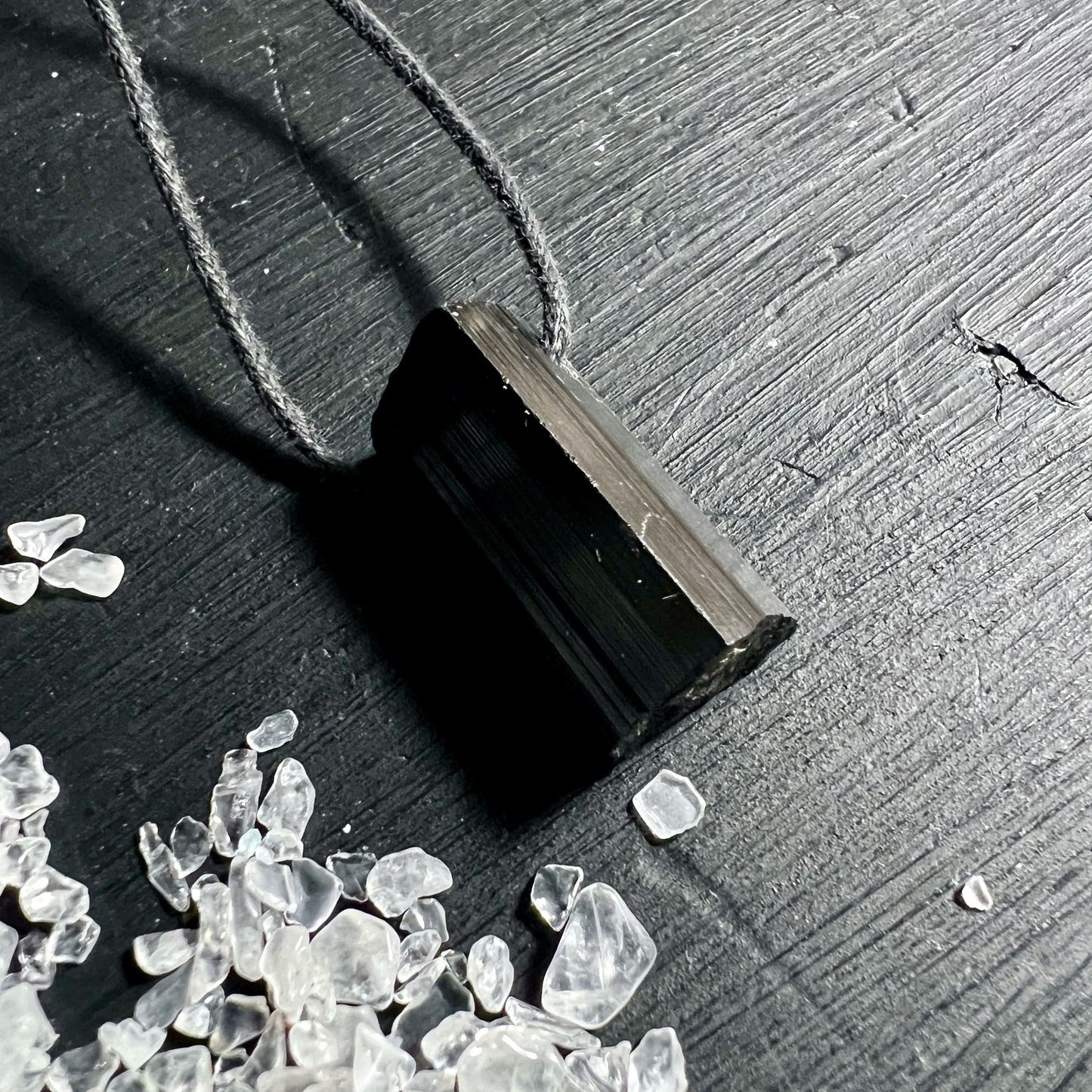 Schwarzer Turmalin Anhänger für Wurzelchakra Erdungsenergie