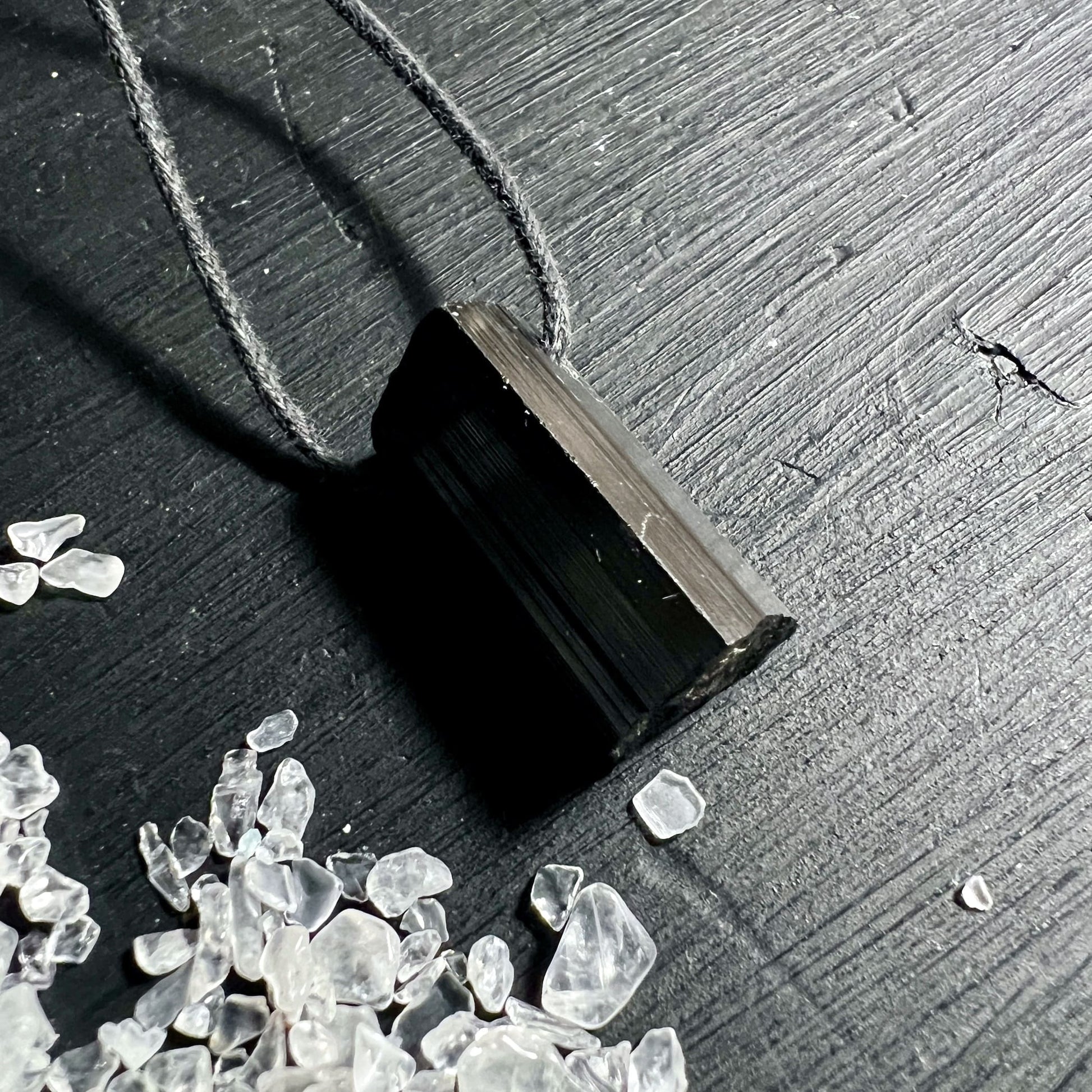 Schwarzer Turmalin Anhänger für Wurzelchakra Erdungsenergie