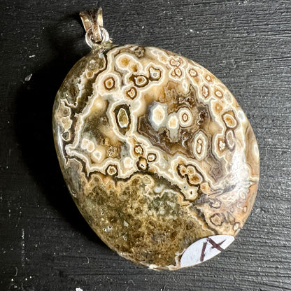 Sea Jasper Anhänger | Variante A | Detailaufnahme | Moosgrüne Akzente | Happy Minerals