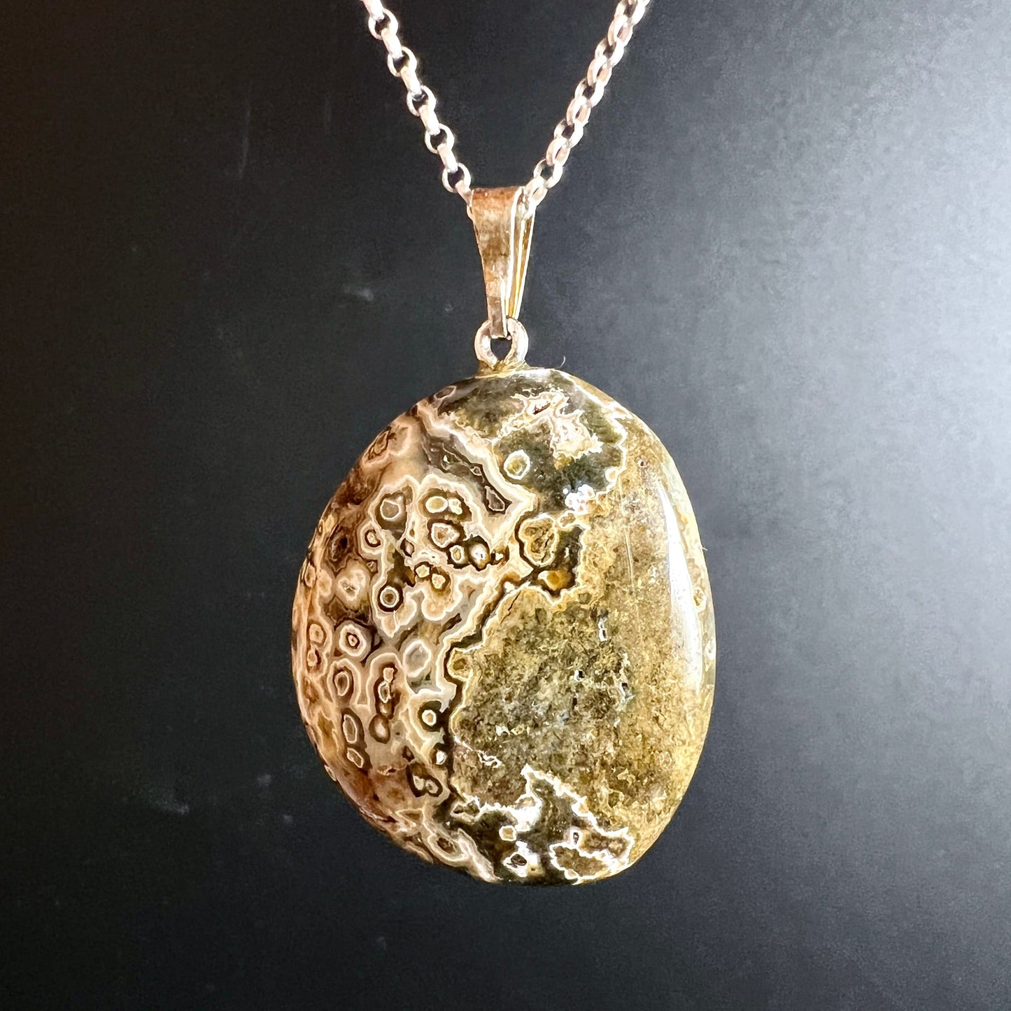 Sea Jasper Anhänger | Variante A | Olivgrüne Töne | An Silberkette hängend | Happy Minerals