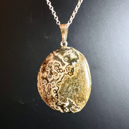 Sea Jasper Anhänger | Variante A | Olivgrüne Töne | An Silberkette hängend | Happy Minerals