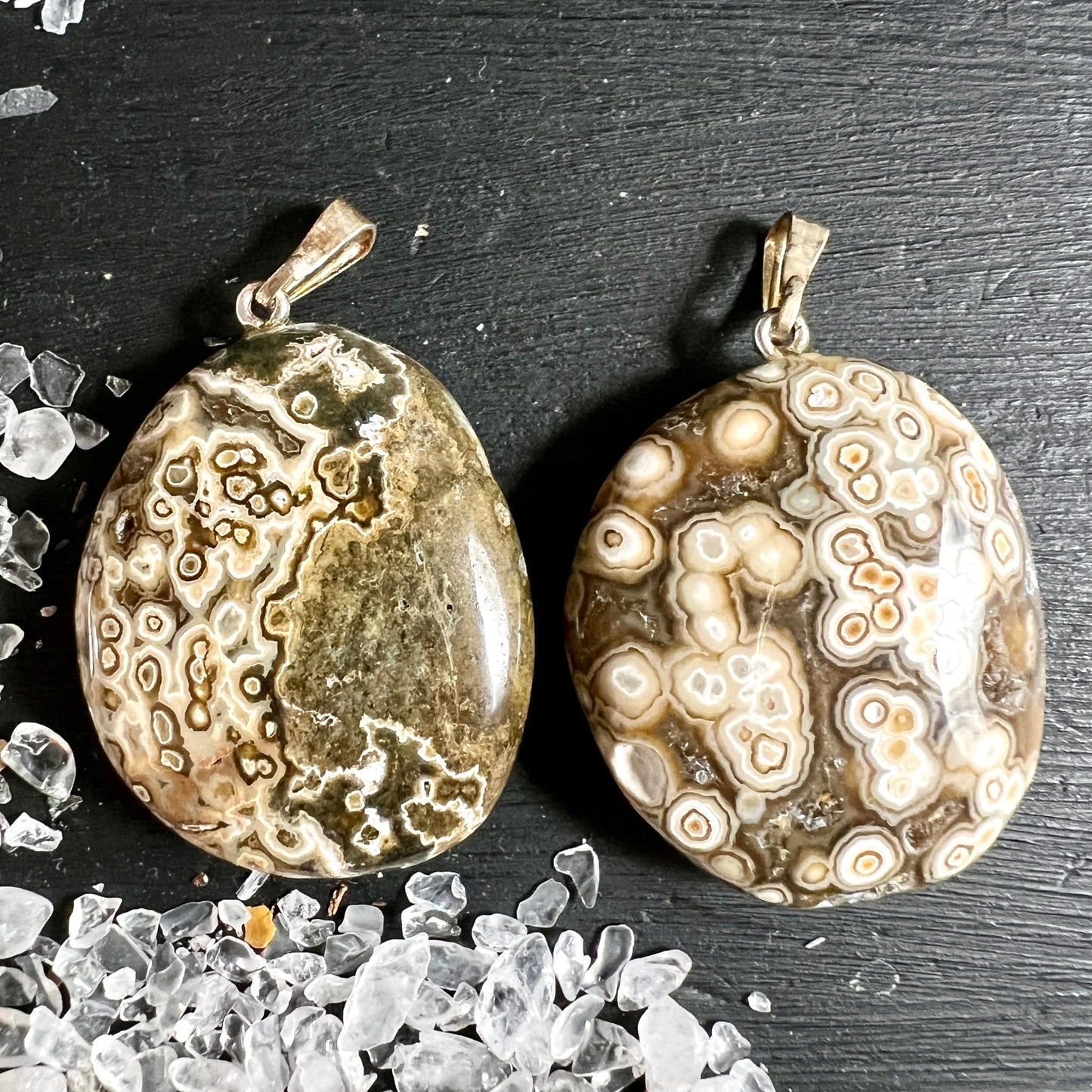 Sea Jasper Anhänger | Nahaufnahme A und B | Erdige Ringmuster | Naturschmuck | Happy Minerals