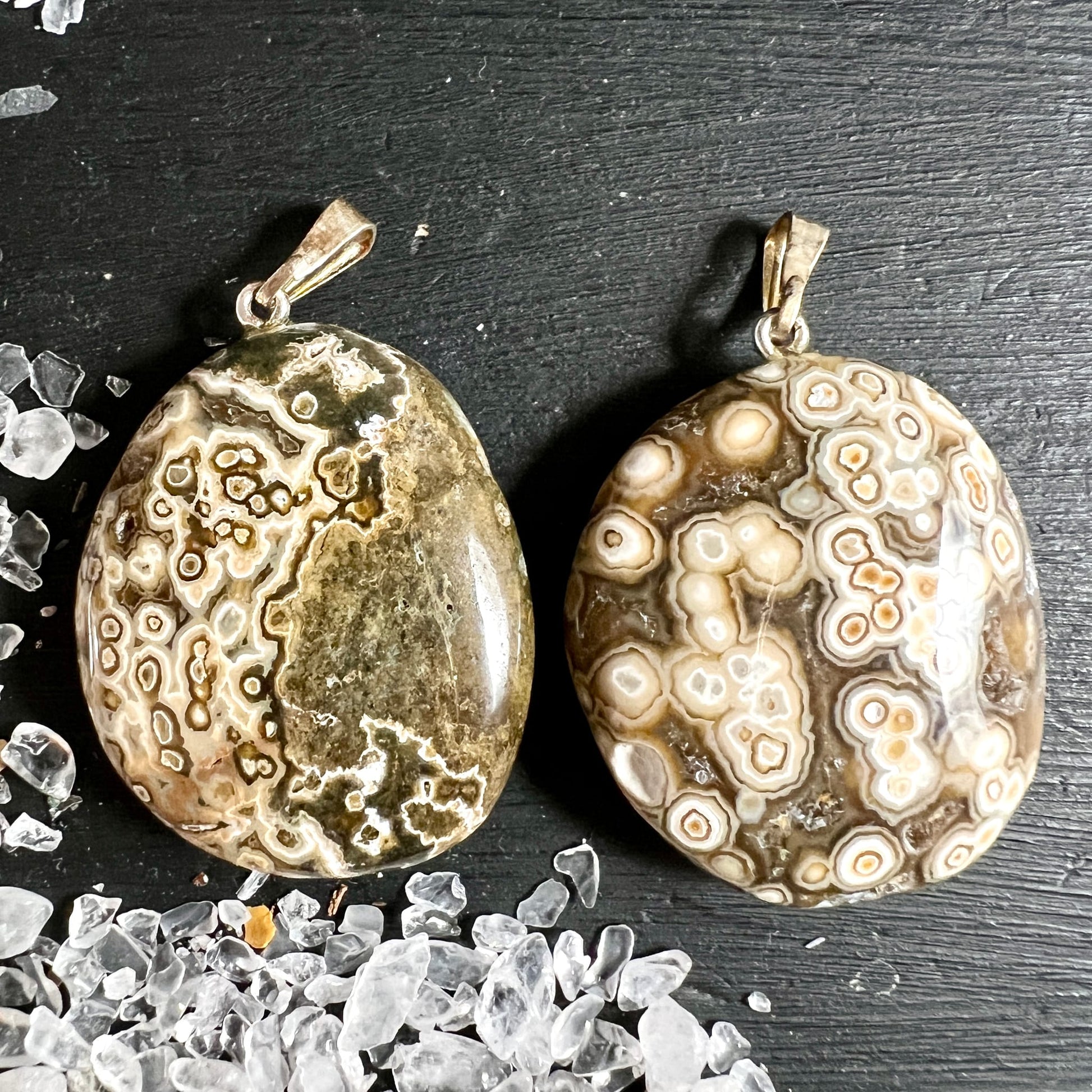 Sea Jasper Anhänger | Nahaufnahme A und B | Erdige Ringmuster | Naturschmuck | Happy Minerals