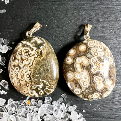 Sea Jasper Anhänger | Nahaufnahme A und B | Erdige Ringmuster | Naturschmuck | Happy Minerals