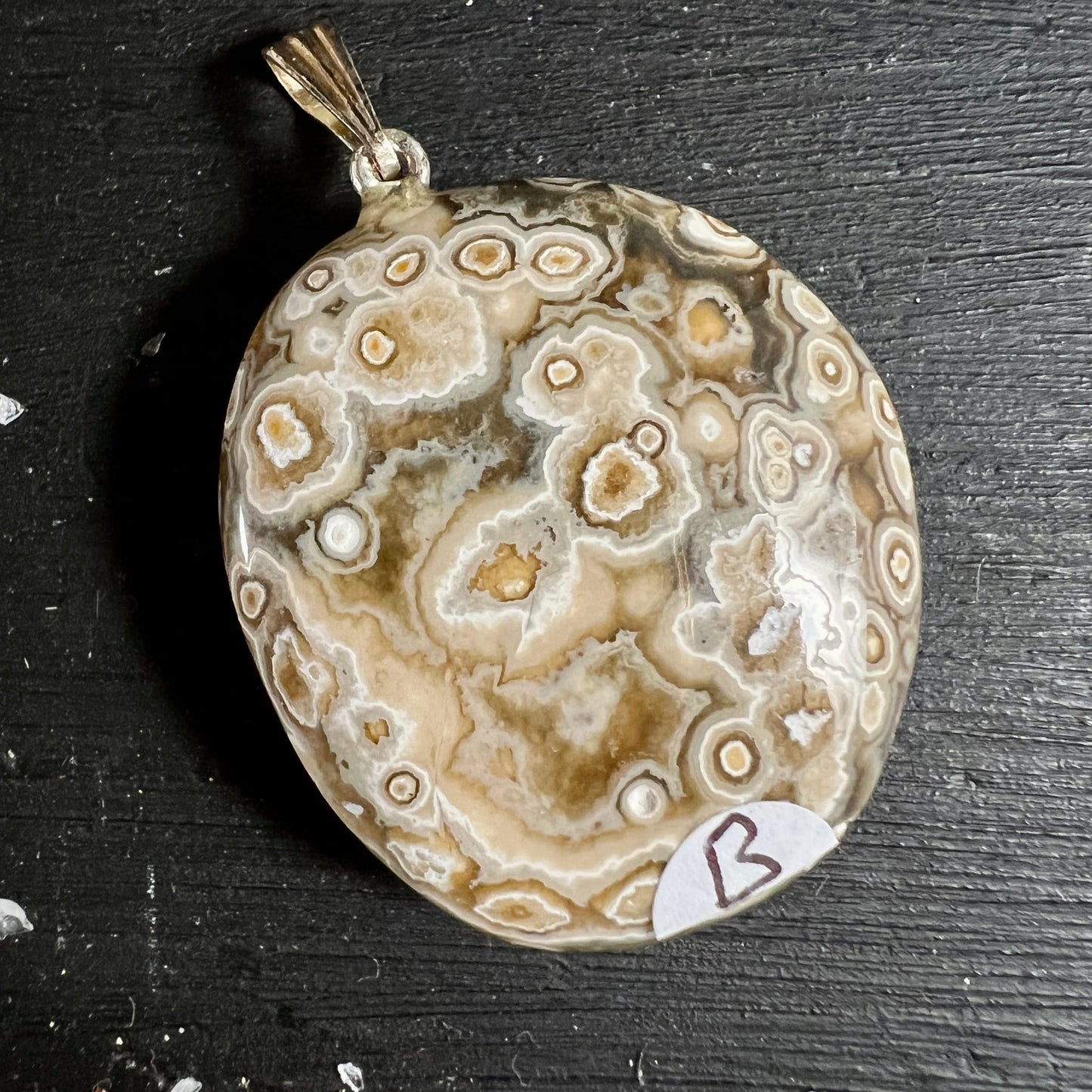 Sea Jasper Anhänger | Variante B | Detailaufnahme | Kreisförmige Muster | Happy Minerals