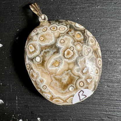 Sea Jasper Anhänger | Variante B | Detailaufnahme | Kreisförmige Muster | Happy Minerals