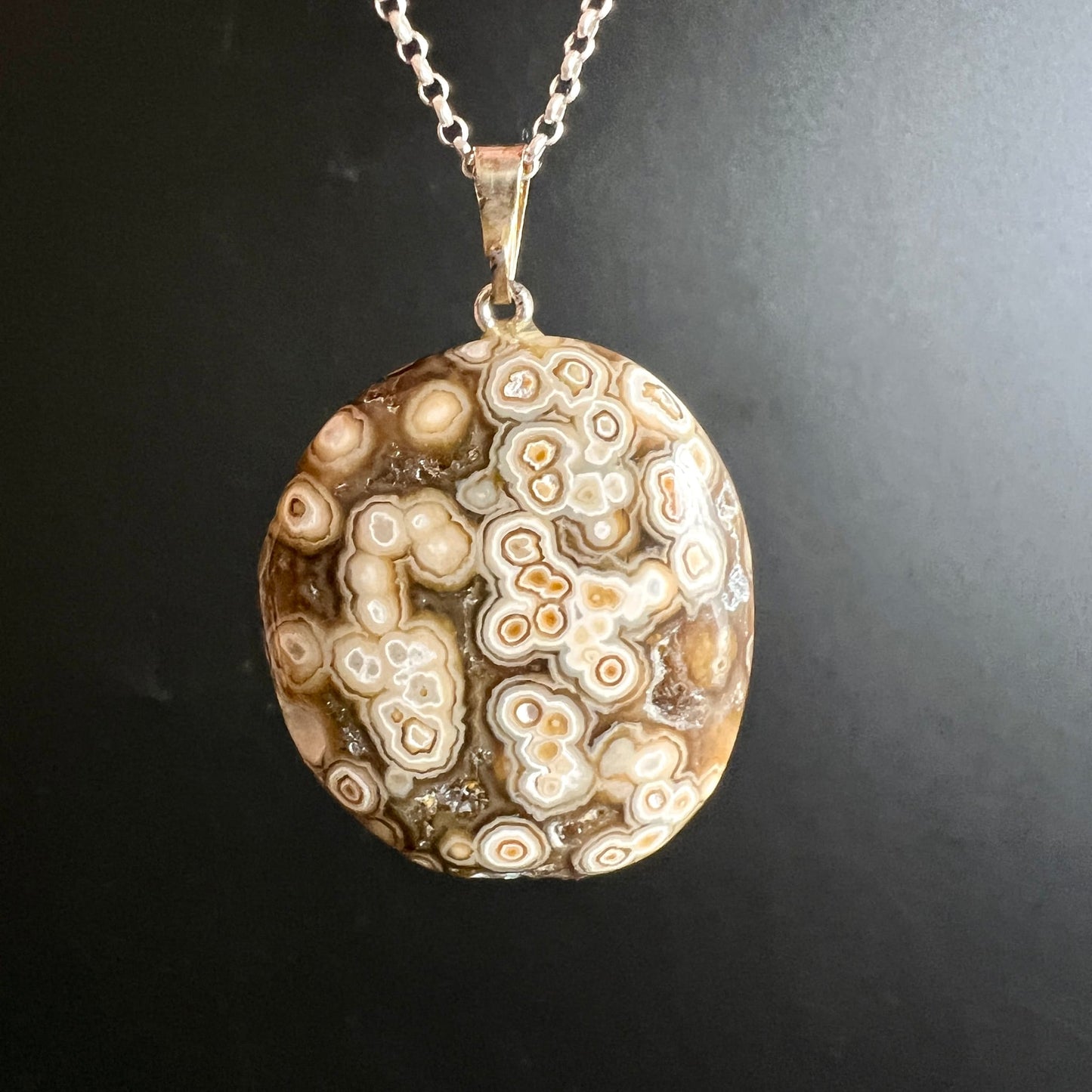 Sea Jasper Anhänger | Variante B | Cremige Erdtöne | An Silberkette hängend | Happy Minerals