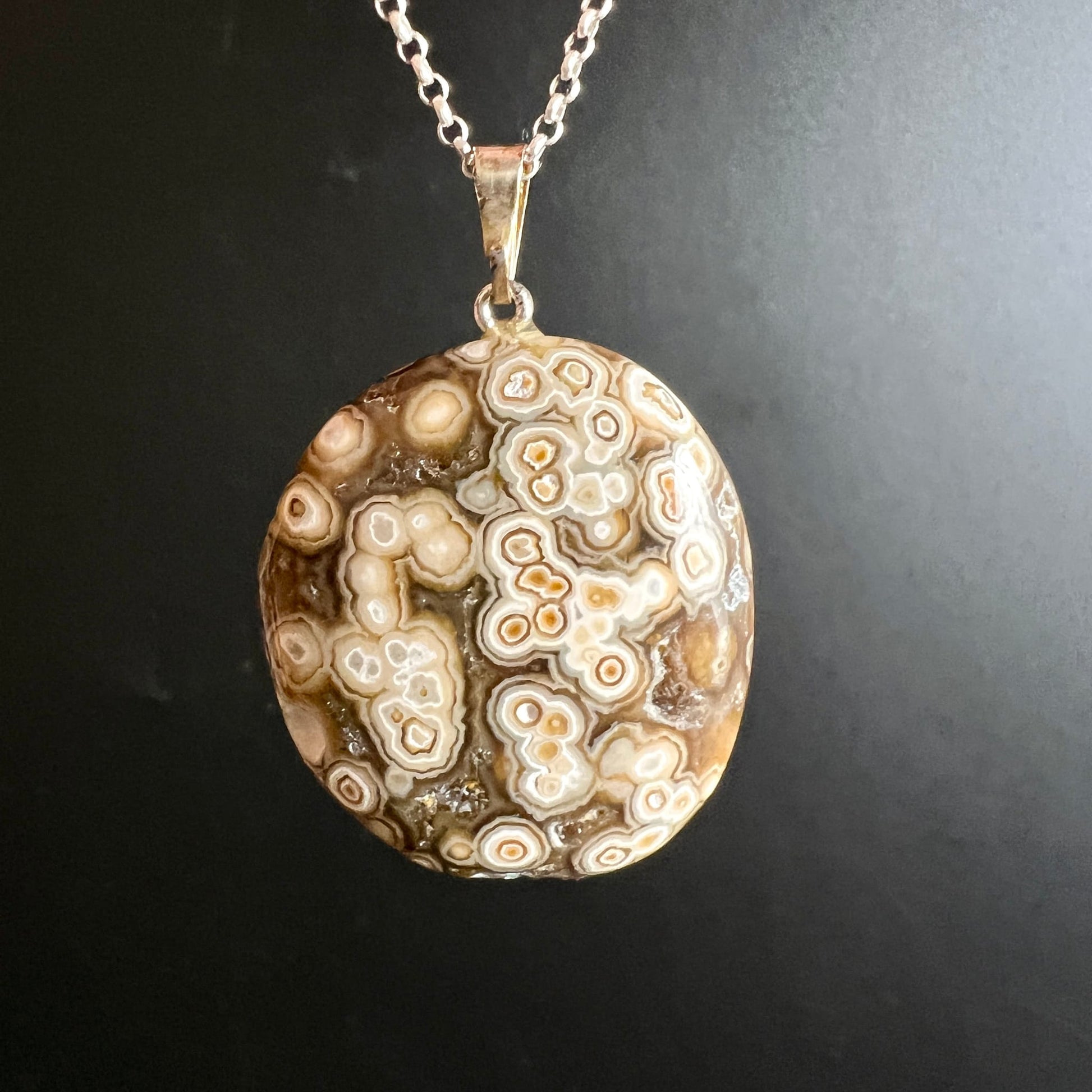 Sea Jasper Anhänger | Variante B | Cremige Erdtöne | An Silberkette hängend | Happy Minerals