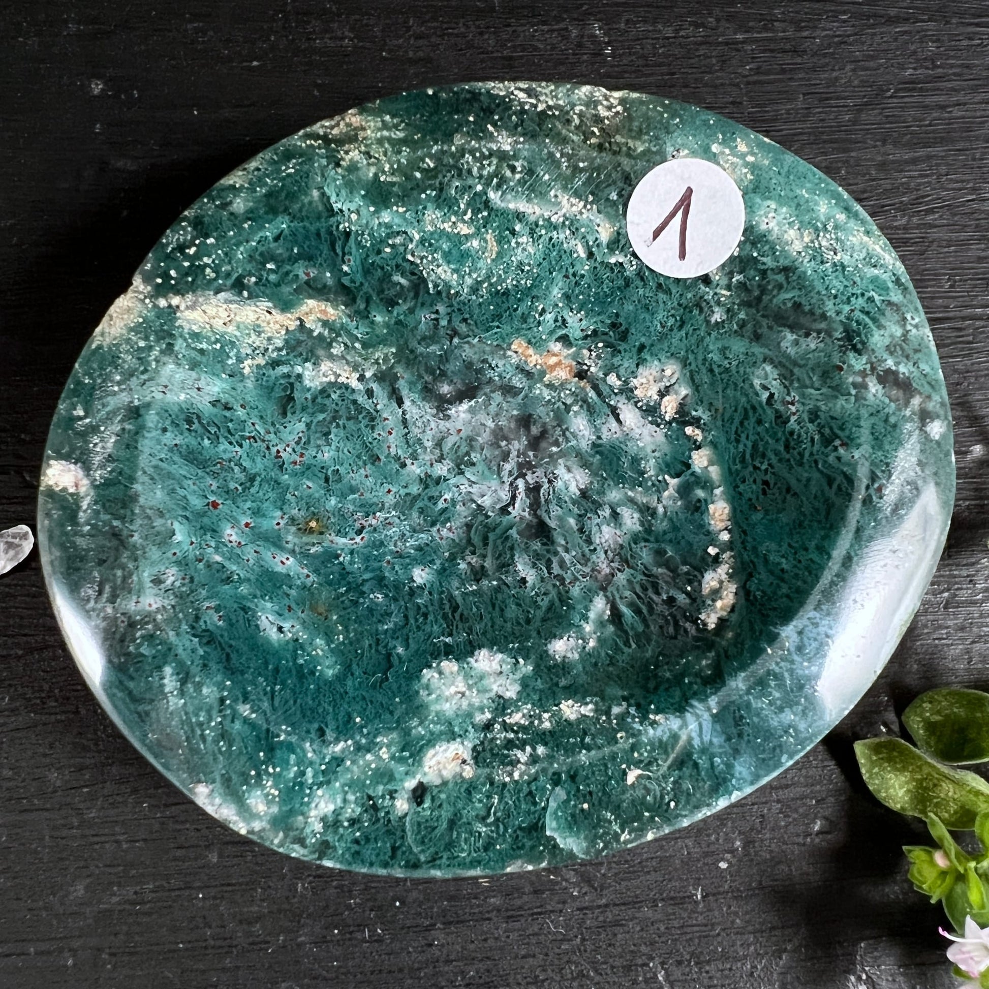 Sea Jasper Schale Variante 1 | tiefes Türkis & Weiß | moosige Muster | Draufsicht | Madagaskar | Happy Minerals