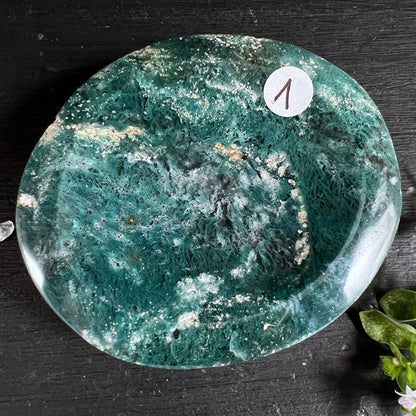 Sea Jasper Schale Variante 1 | tiefes Türkis & Weiß | moosige Muster | Draufsicht | Madagaskar | Happy Minerals