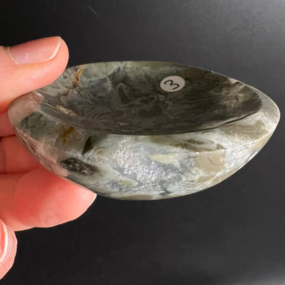 Sea Jasper Schale Variante 3 | grau-grün & beige | Seitenansicht | geschwungene Form | Happy Minerals