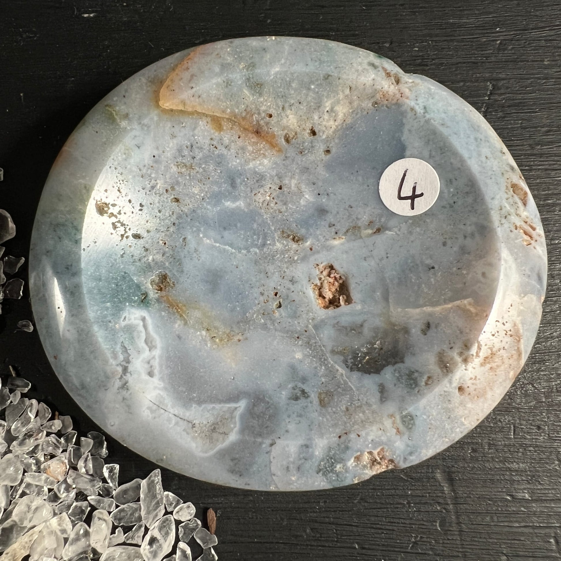 Runde polierte Sea Jasper Schale in graublau mit ockerfarbenen Adern und kleinen Hohlraeumen | Happy Minerals