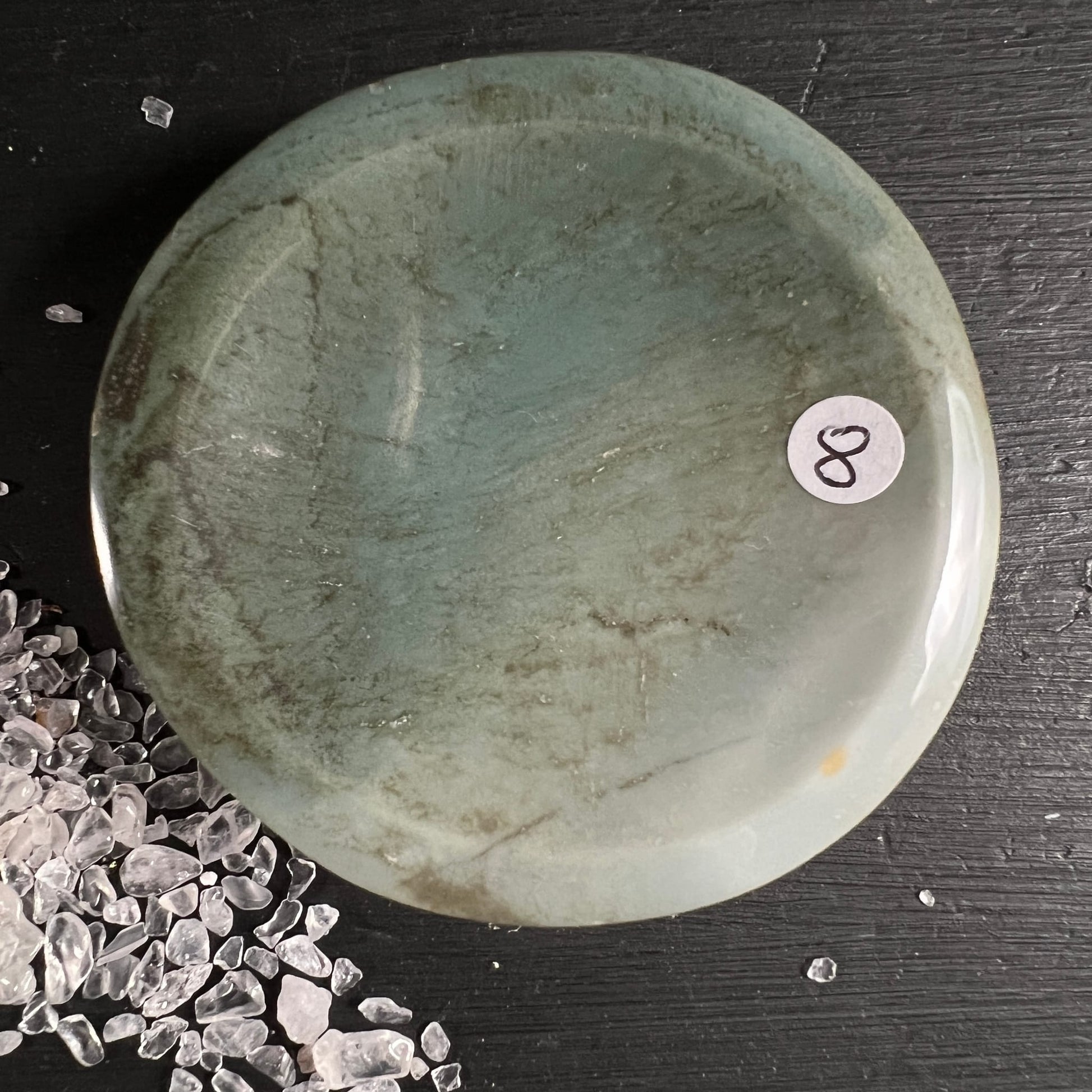 Sea Jasper Schale rund poliert, graugruen mit dunklen Marmor-Schlieren, weisses Etikett 8 | Happy Minerals