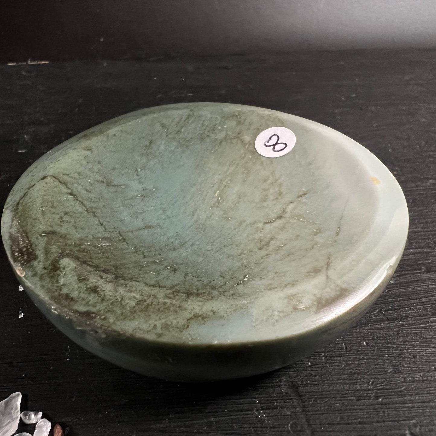 Sea Jasper Schale gruen-grau mit dunklen Marmorierungen und Adern, polierte runde Form | Happy Minerals