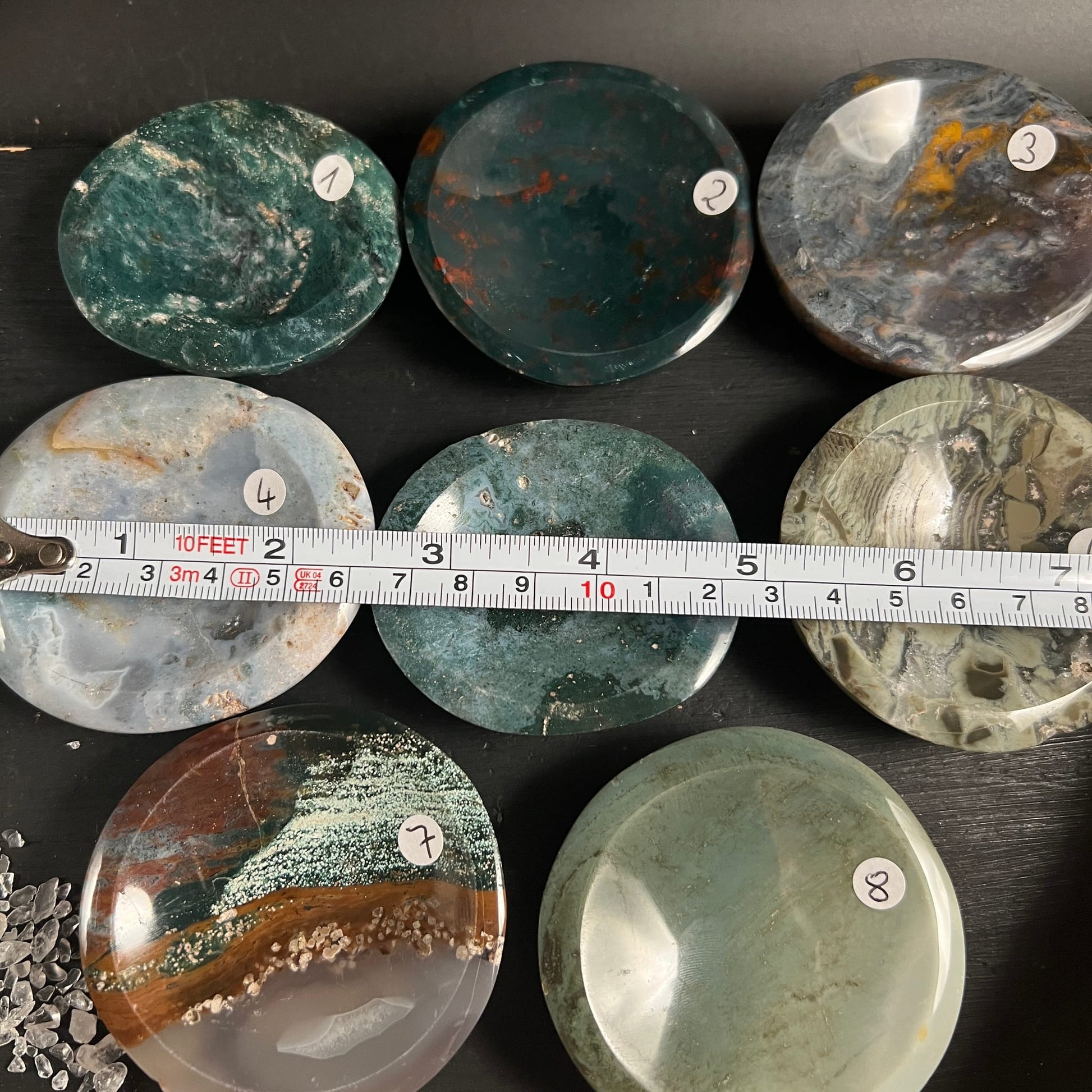 Acht polierte Sea Jasper Schalen in Gruen, Grau und Rotbraun mit Marmorierung, nummeriert 1-8 | Happy Minerals