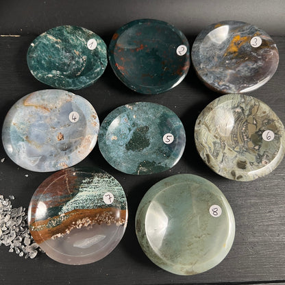 Acht polierte Sea Jasper Schalen in Gruen, Grau und Rostbraun mit marmorierten Mustern und Hochglanz | Happy Minerals