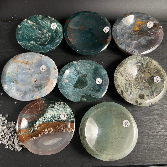 Acht polierte Sea Jasper Schalen in Gruen, Grau und Rostbraun mit marmorierten Mustern und Hochglanz | Happy Minerals