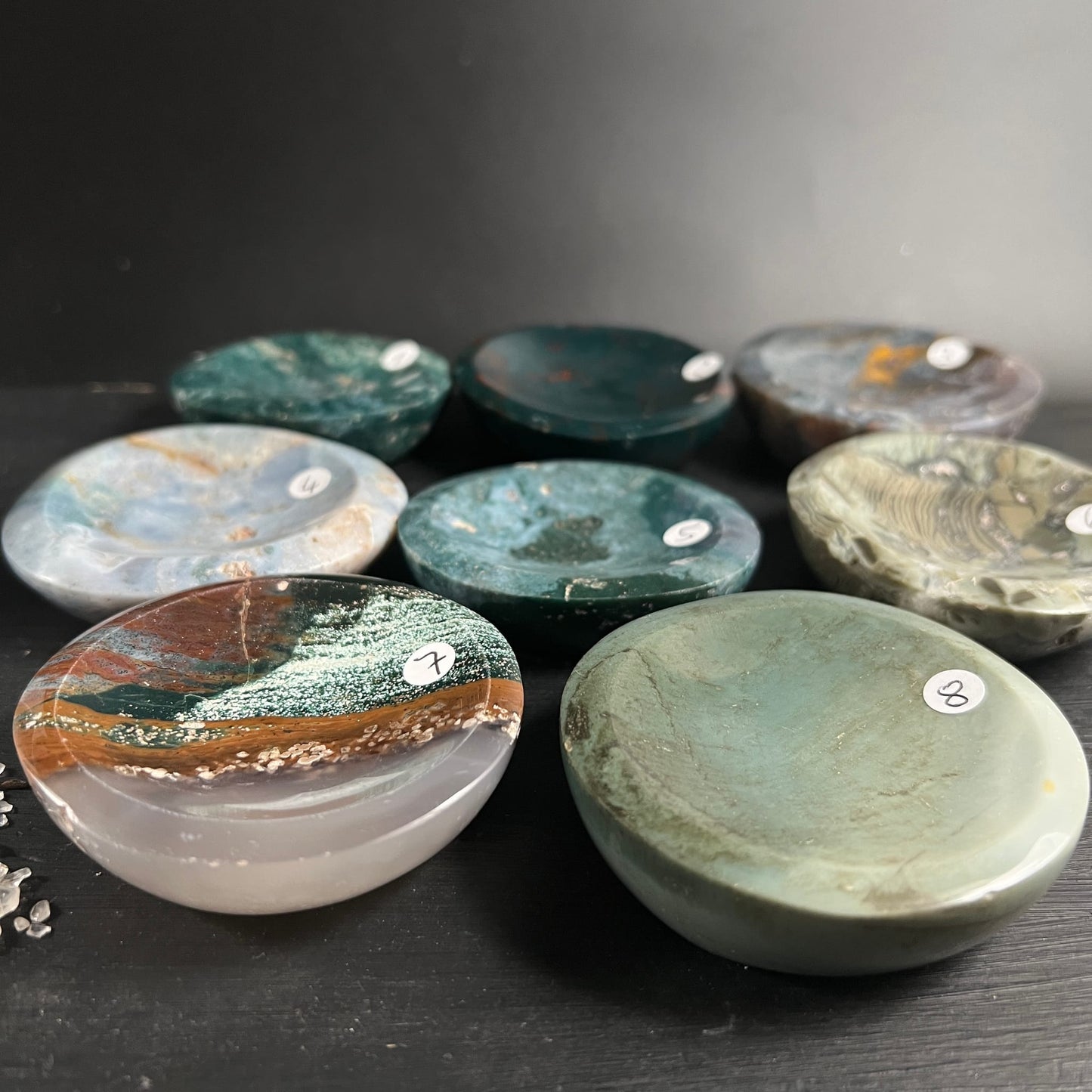 Acht polierte Sea Jasper Schalen 60-65mm in gruen, blaugrau und rostbraun mit Fossilien-Mustern | Happy Minerals