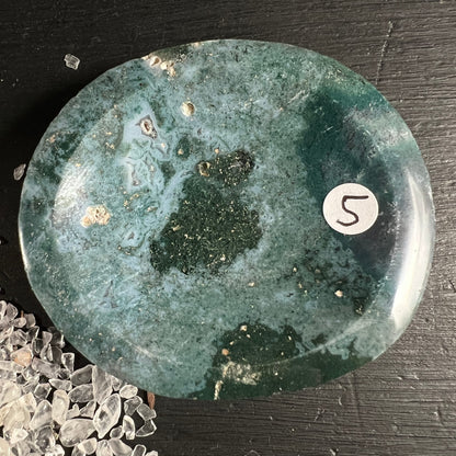 Runde Sea Jasper Schale in Moosgruen mit weisslichen Zonen und goldenen Pyrit-Einschluessen, poliert | Happy Minerals