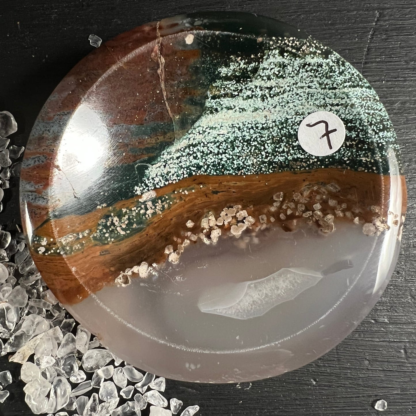 Sea Jasper Schale rund poliert, rotbraune Zone, gruen-glitzernder Bereich, grauer Fuss | Happy Minerals