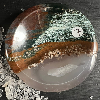 Sea Jasper Schale rund poliert, rotbraune Zone, gruen-glitzernder Bereich, grauer Fuss | Happy Minerals
