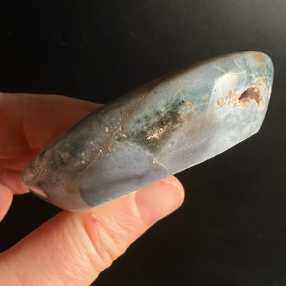 Sea Jasper Trommelstein blaugrau mit moosgruenen Zonen und rostbraunen Einschluessen, poliert laenglich | Happy Minerals