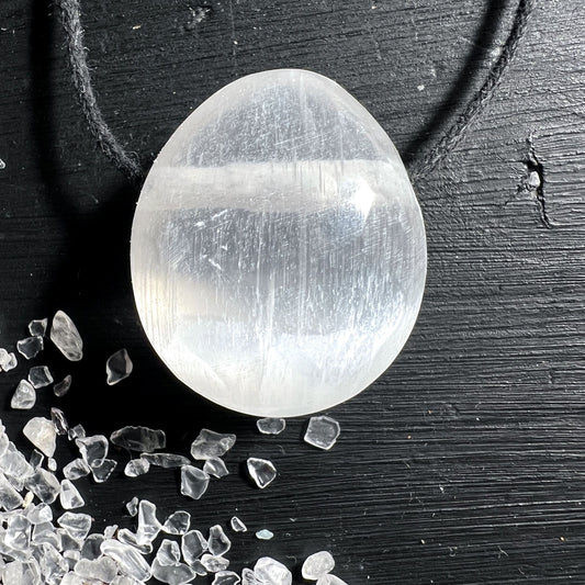 Selenit Anhaenger handgeschliffen mit Kette