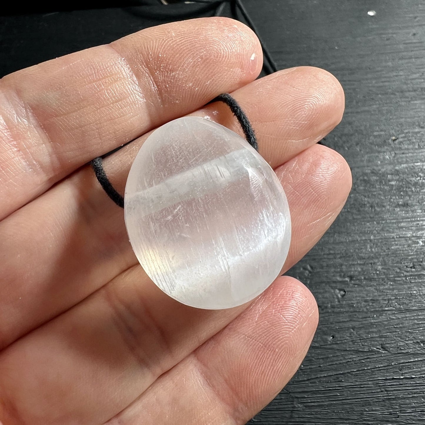 Selenit Anhaenger in Hand Groessenvergleich 30mm