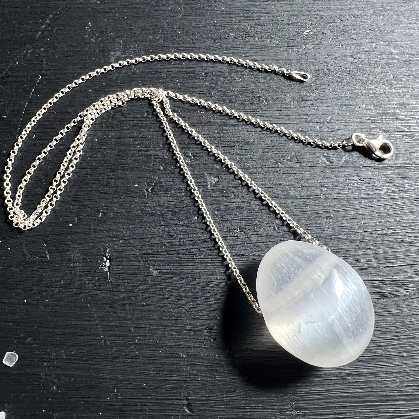 Selenit Anhaenger Perlmutt Schimmer Lichtspiel