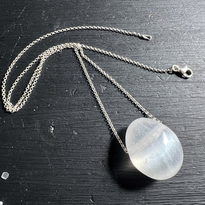 Selenit Anhaenger Perlmutt Schimmer Lichtspiel