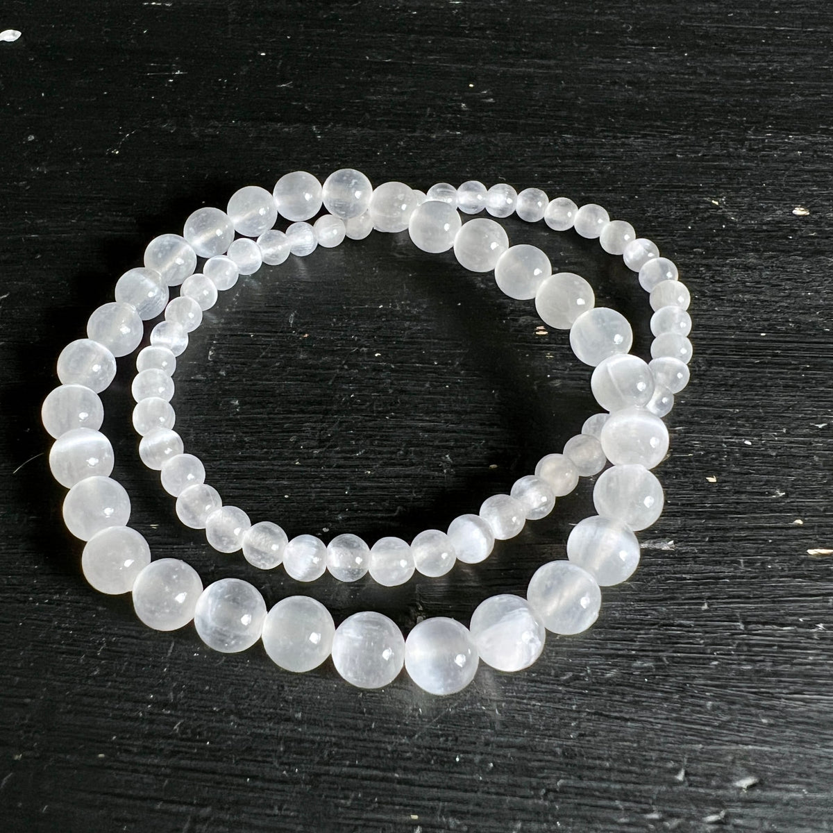 Selenit Armband aus milchig-weissen Kugelperlen in zwei Groessen, glaenzend mit zartem Schimmer | Happy Minerals