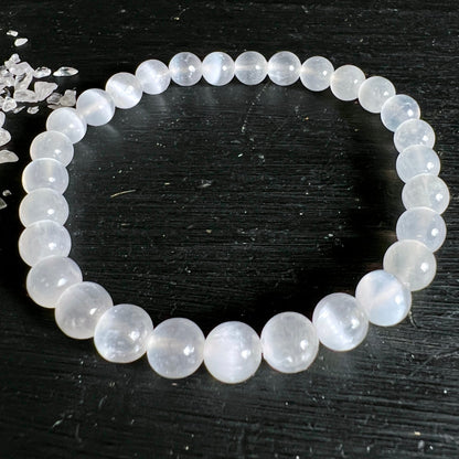 Selenit Armband aus milchig-weissen polierten Perlen mit Katzenaugen-Glanz, elastisch aufgereiht | Happy Minerals