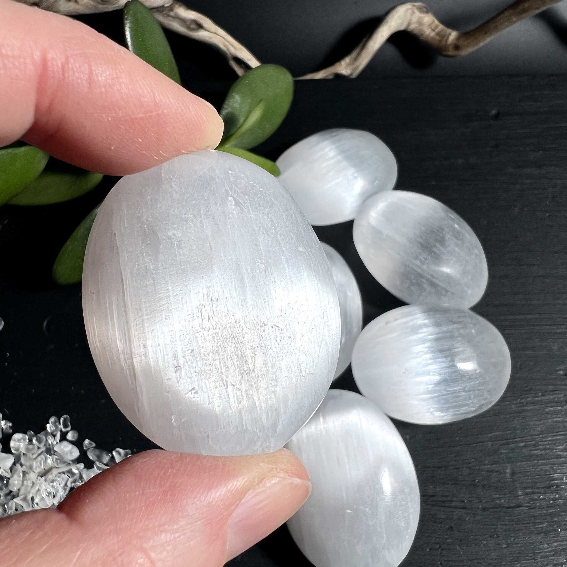  Selenit Handschmeichler ruhen samtweich in der Handflaeche Groessenvergleich | Happy Minerals